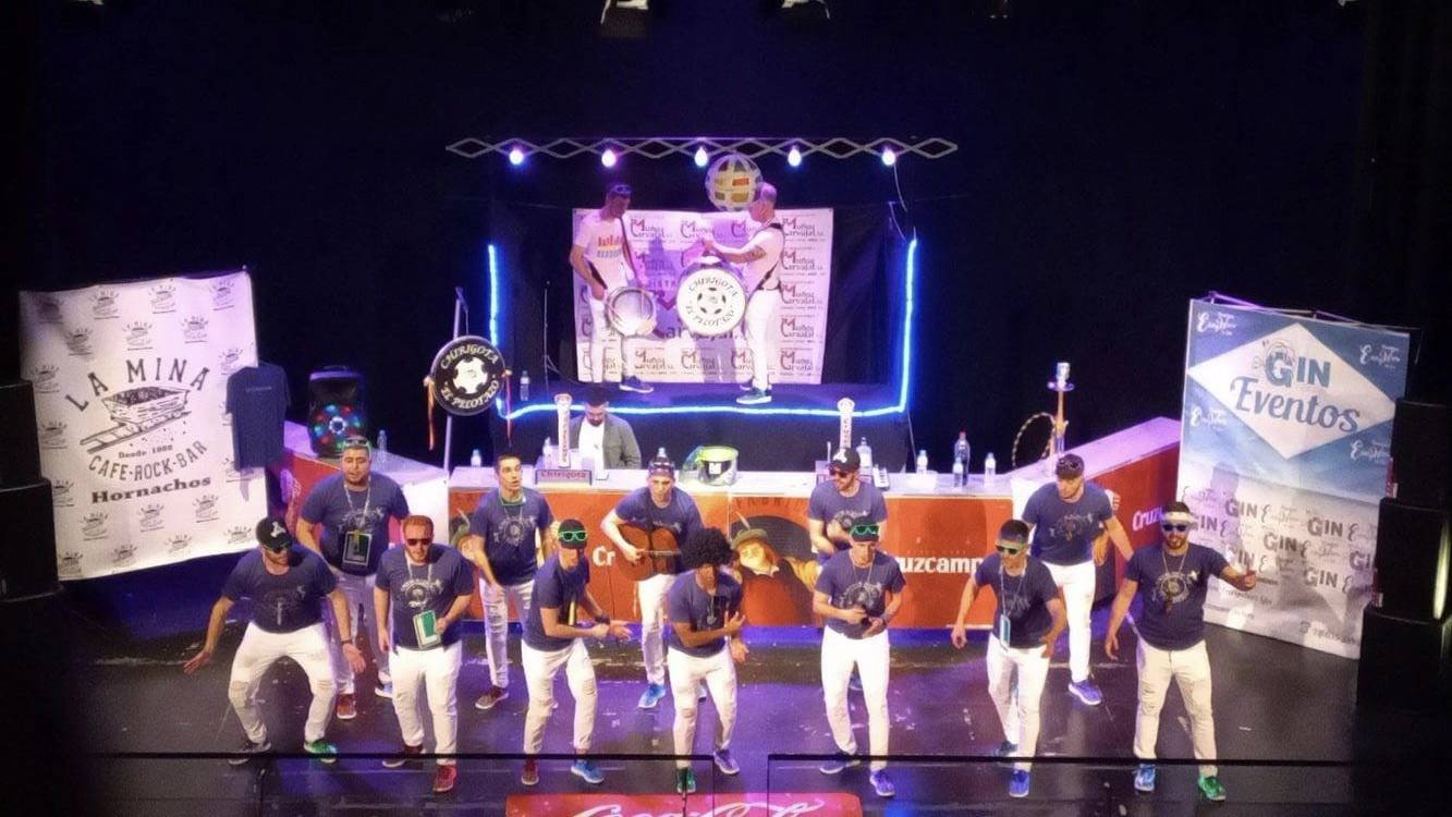 La chirigota «El Pelotazo» ponen música y voz al carnaval hornachego