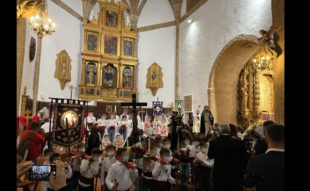 La lluvia impidió que la «Procesion Infantil», saliera este lunes aunque pudieron procesionar dentro de la Parroquia