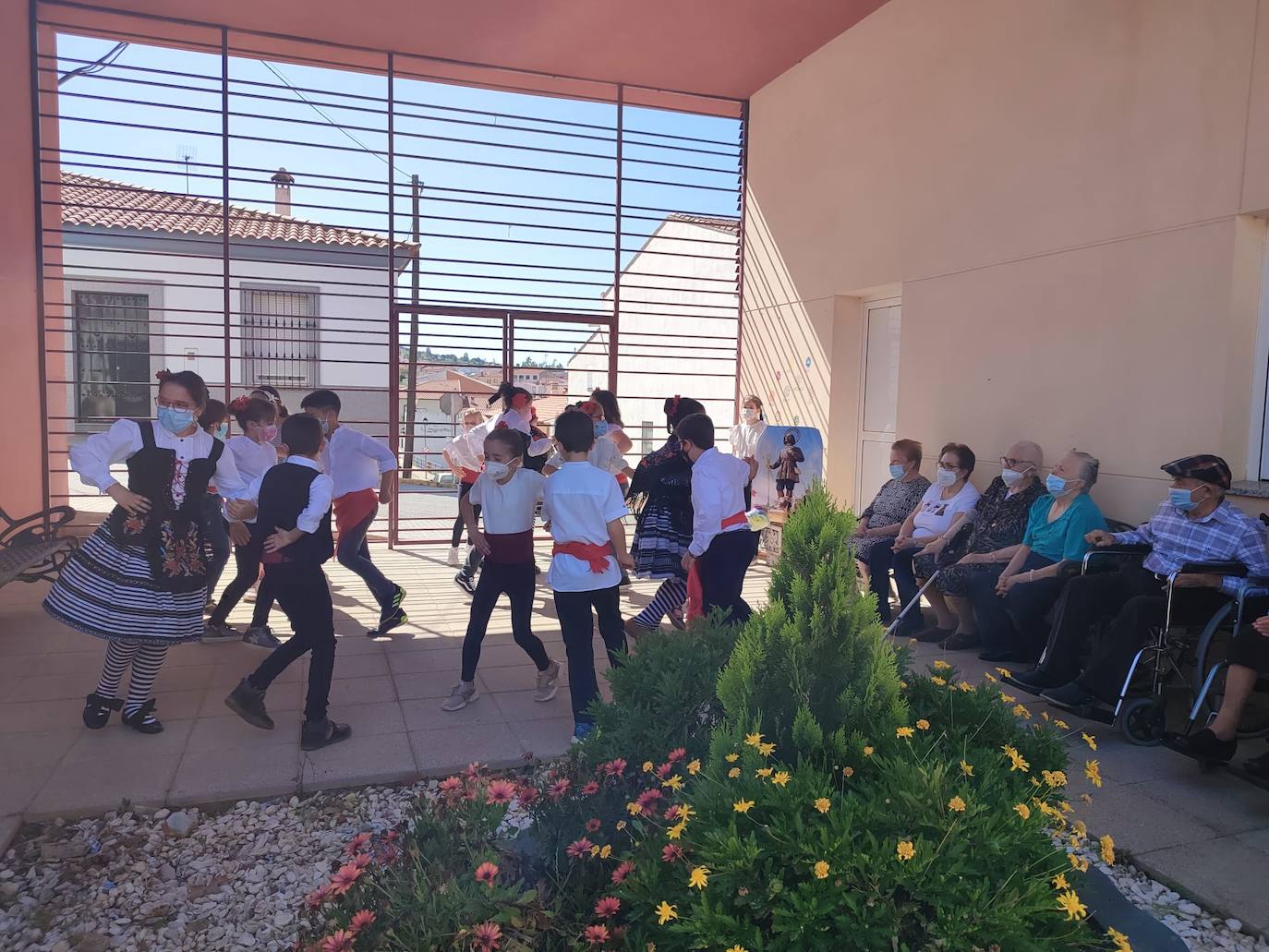 Los alumnos del CEIP Ntra Señora de los Remedios celebraron este Viernes la festividad de San Isidro