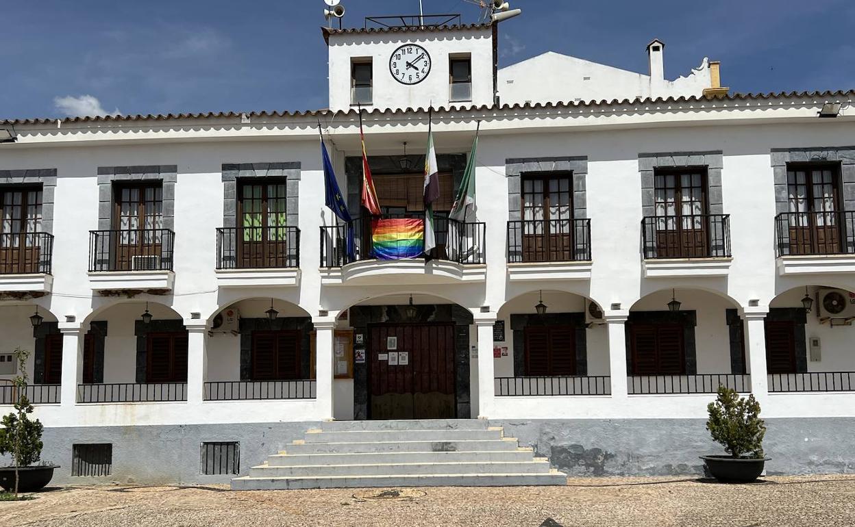 El Ayuntamiento se suma al Dia Internacional contra la Homofobia, la Transfobia y la Bifobia, colocando la bandera LGBT