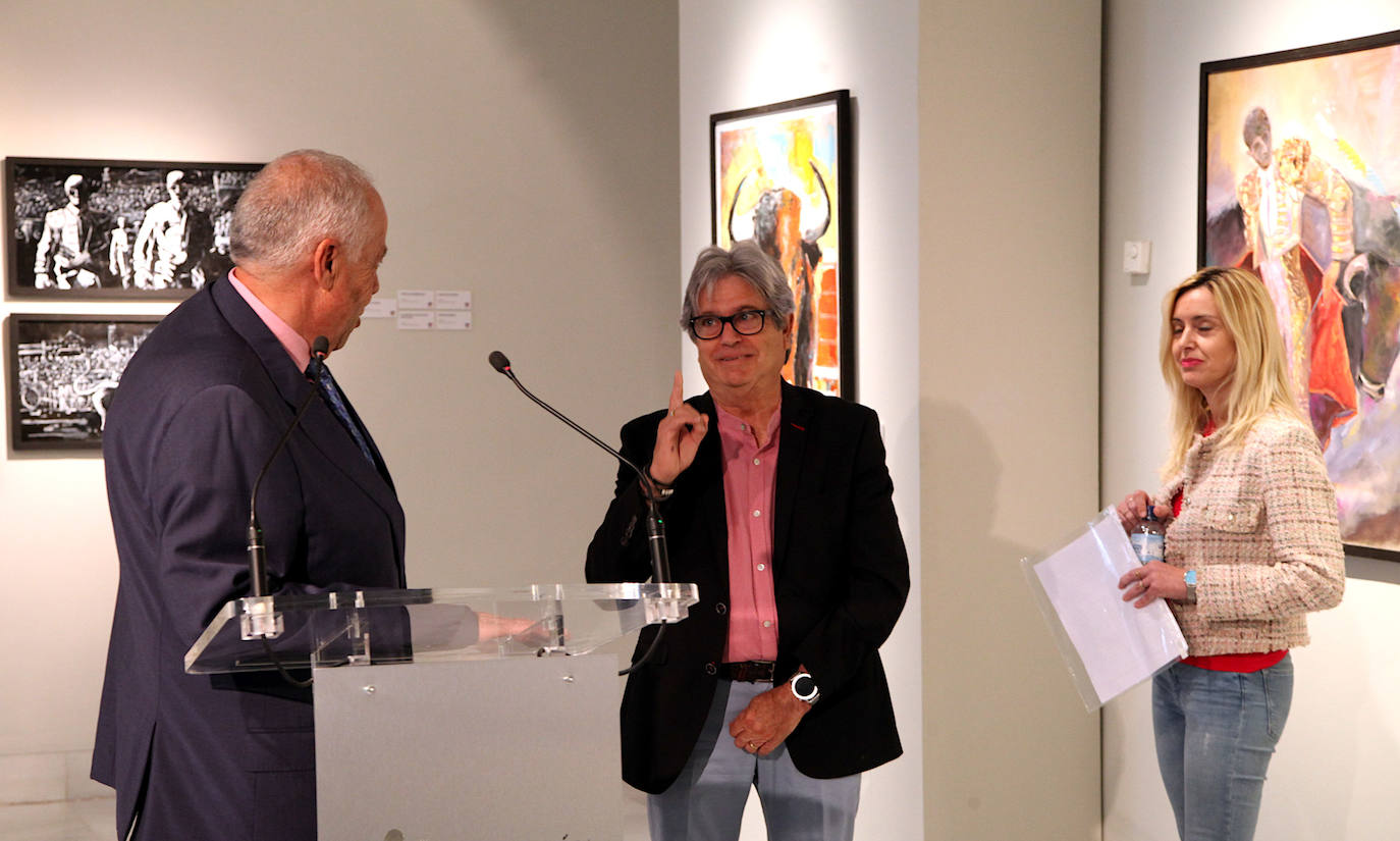 El pintor hornachego Pedro Castaño «sale por la Puerta Grande», en la inauguración de su exposición «Lidiando con la Pintura», en la sala Vaquero Poblador