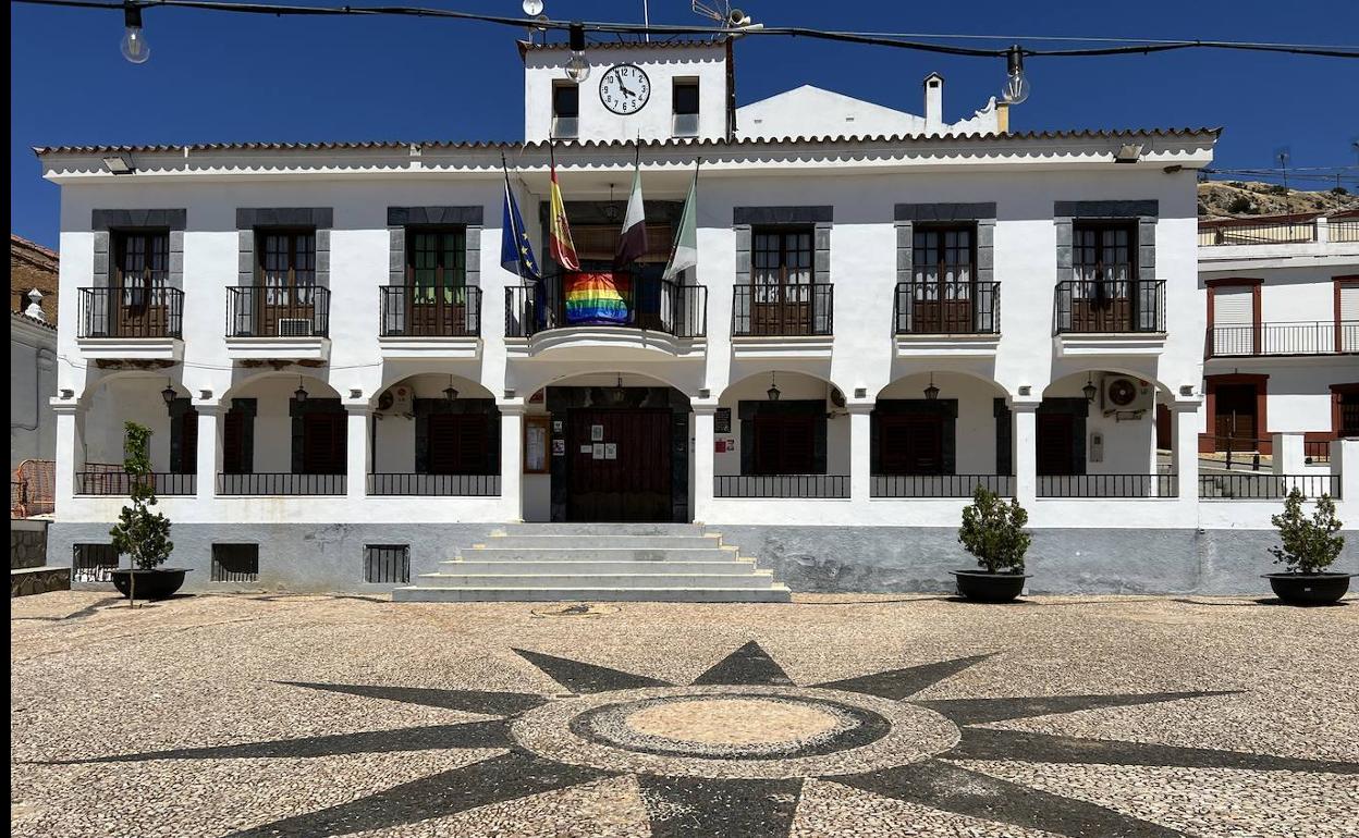 El Ayuntamiento se suma a las celebraciones del Día del Orgullo LGTBIQ+, colocando en el balcón de su edificio principal la bandera del Arco Iris