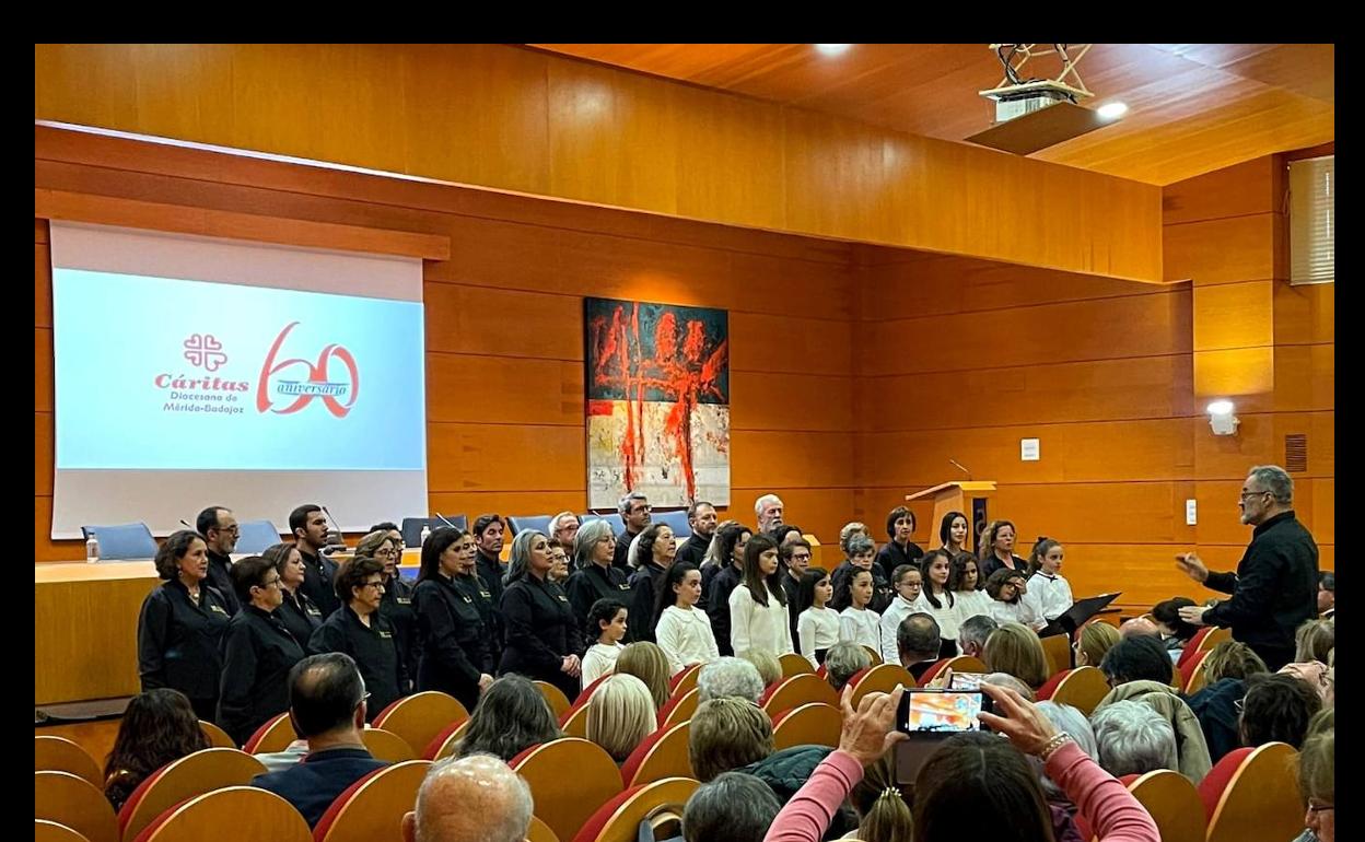 La Coral Municipal actua en el 60 aniversario de Cáritas de Mérida-Badajoz
