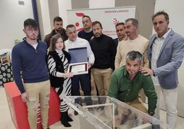 Famililiares bombero fallecido y compañeros