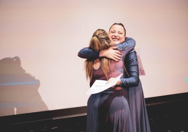 Bea Ortuñez junto a una alumna