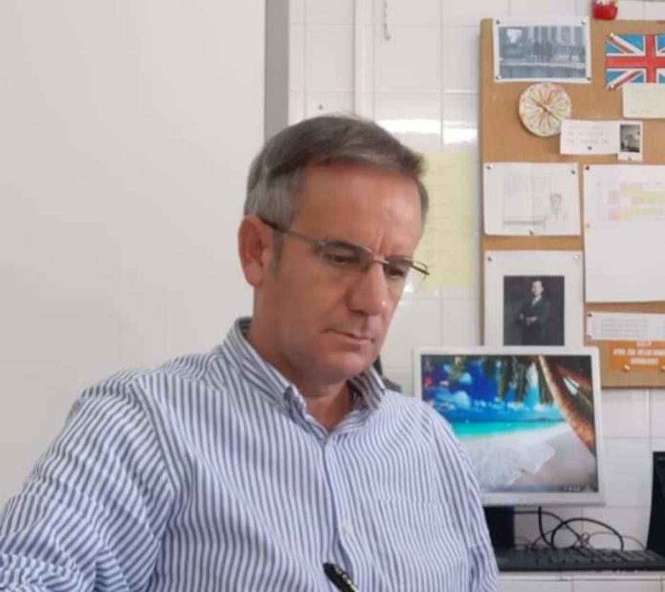 Víctor Peláez Barrero , «Maestro», llegué cuando a todos los maestros le llamaban con el DON, con lo que «supongo que el apelativo de Don Víctor viene de esa época»