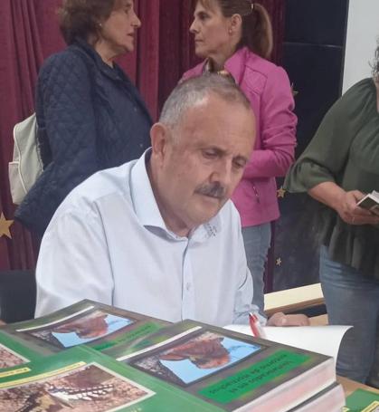 Gabaldón firmando libros