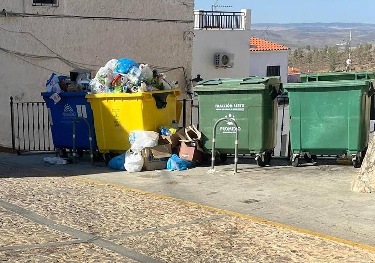 El PP de Hornachos reprocha que el Ayuntamiento deje que basura y todo tipo de residuos se acumulen en los contenedores y su entorno sin recoger
