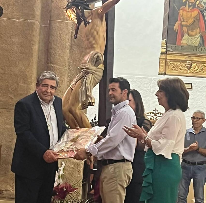 La cofradía del Santísimo Cristo del Rosario homenajea a su fundador e impulsor Antonio Castaño, y a los costaleros jubilados