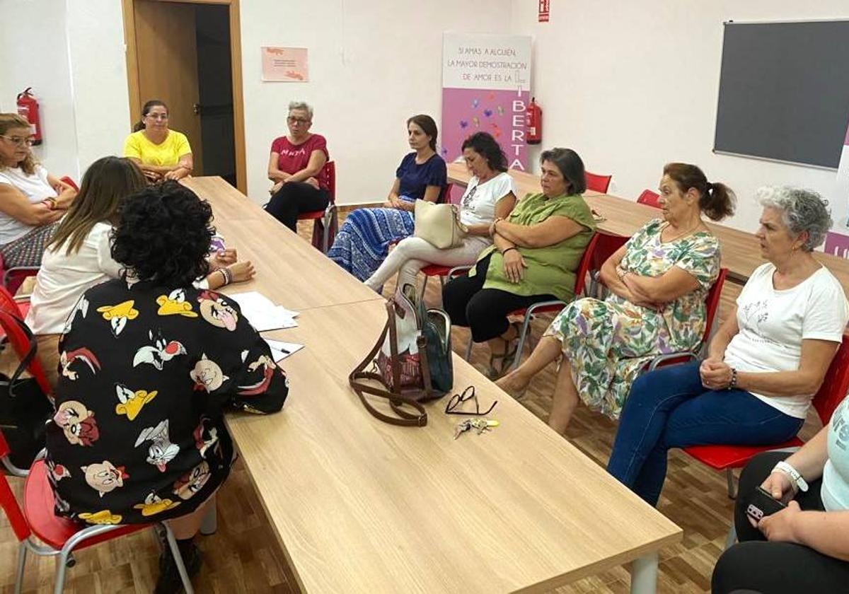 FADEMUR realiza un taller con el fin de «sensibilizar a la población contra la violencia de género» a través de la «creación artística»