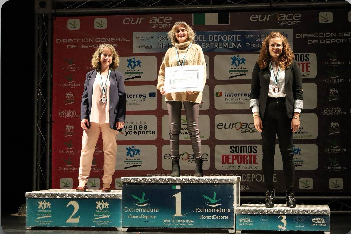 La hornachega Isa Rodríguez, campeona del mundo de pesca deportiva, recibe el reconocimiento de la Junta de Extremadura