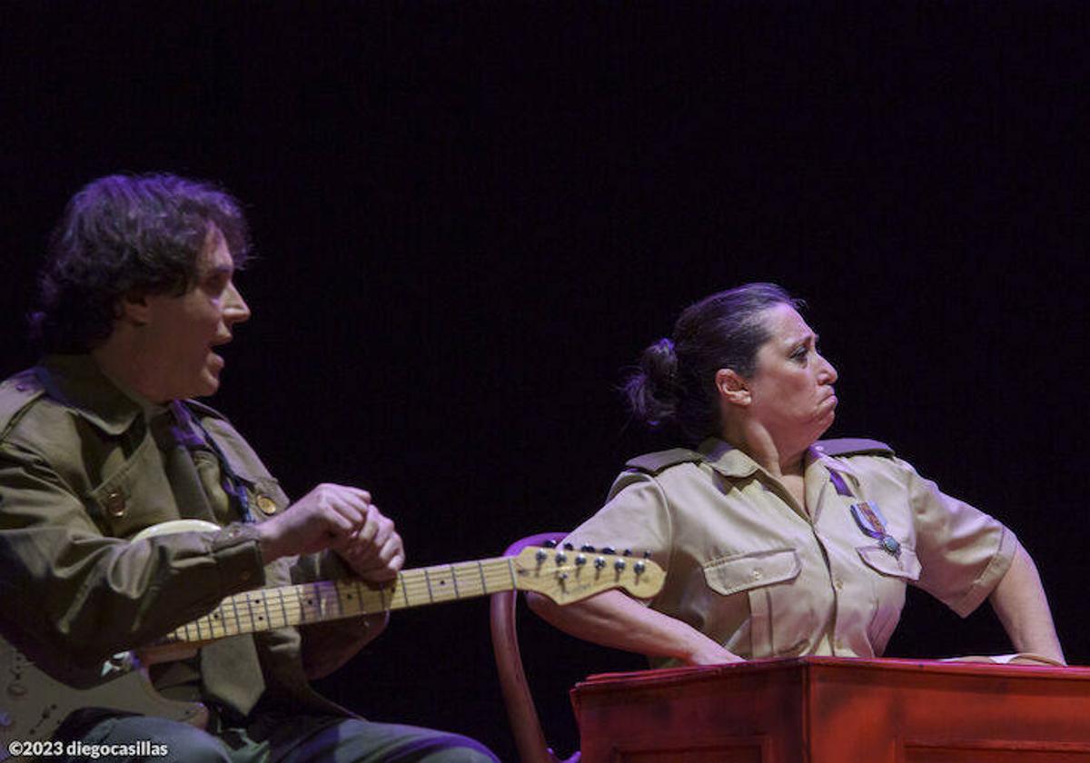 La compañía «De la burla teatro» presenta en Hornachos la obra 'Enemigo del pueblo»