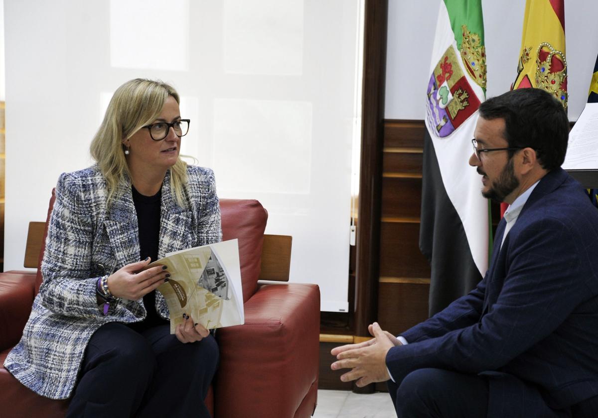 Buenavista se despide como Presidente de la FEMPEX «entregando a la presidenta de la Asamblea la Memoria de Gestión 2019-2023»