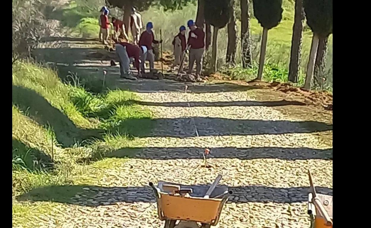 La Escuela Profesional Furnayus acomete obras en el camino del cementerio