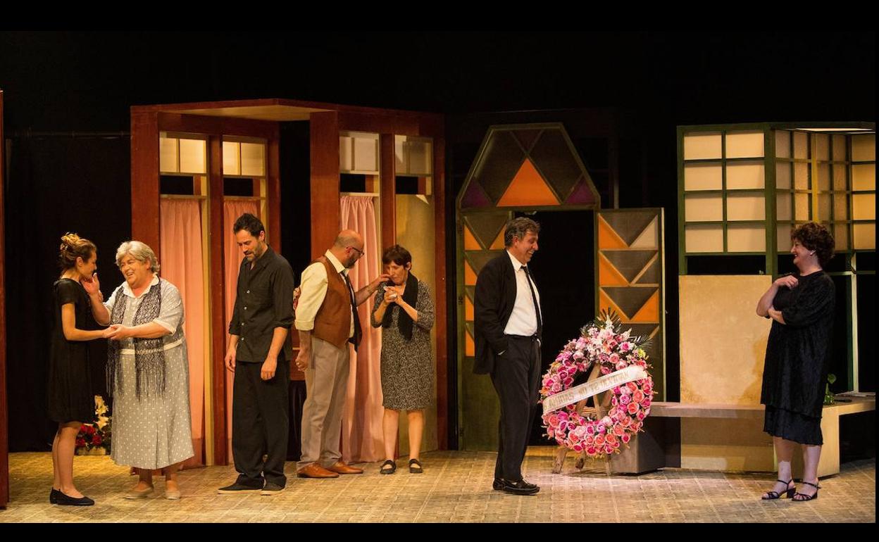 Suripanta Teatro representa la obra «Esperando la Carroza»