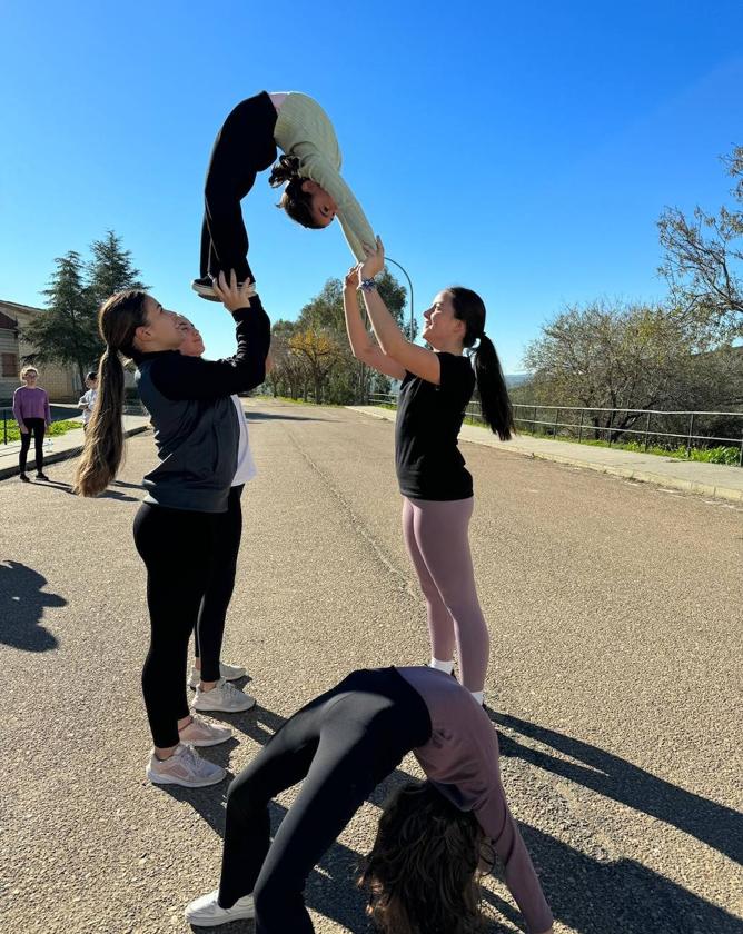 Paula Collado y Naiara Ginés, «Queremos llenar Hornachos de danza y mucho color»