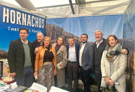 Presidente de la Diputación, y el alcalde de Hornachos Francisco Buenavista junto a diputados regionales y provinciales