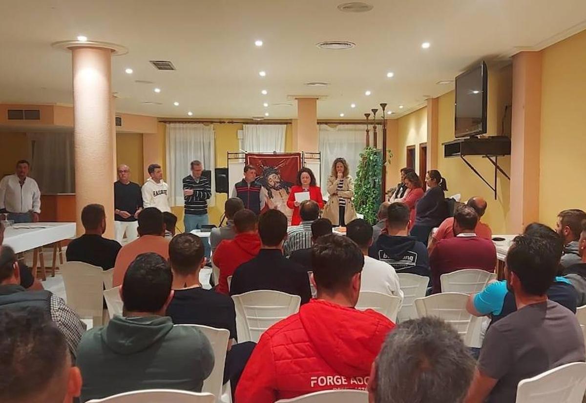 La Cofradía del Stmo Cristo del Rosario y Ntra Sra de la Amargura, junto a componentes de la Banda Municipal de Música disfrutan de una jornada de conviencia