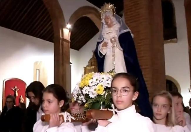 Momento procesión pequeñas portando la Virgen de los Dolores