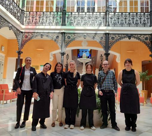 Director y alumnado en la Hospedería de Llerena