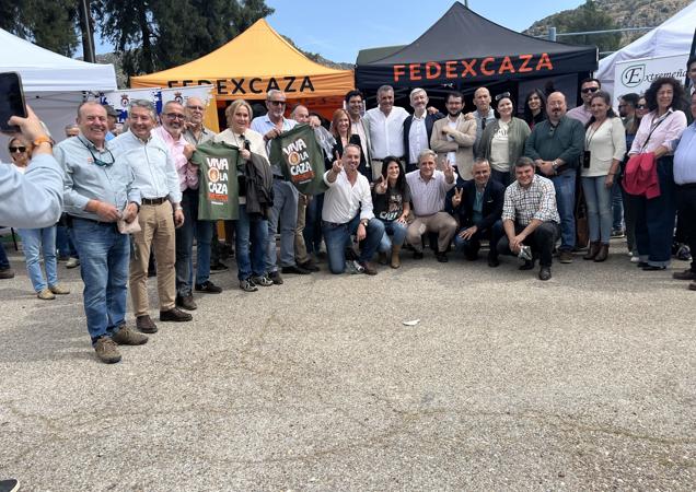 Consejero junto Alcalde, representantes de FEDEXCAZA y autoridades asistentes