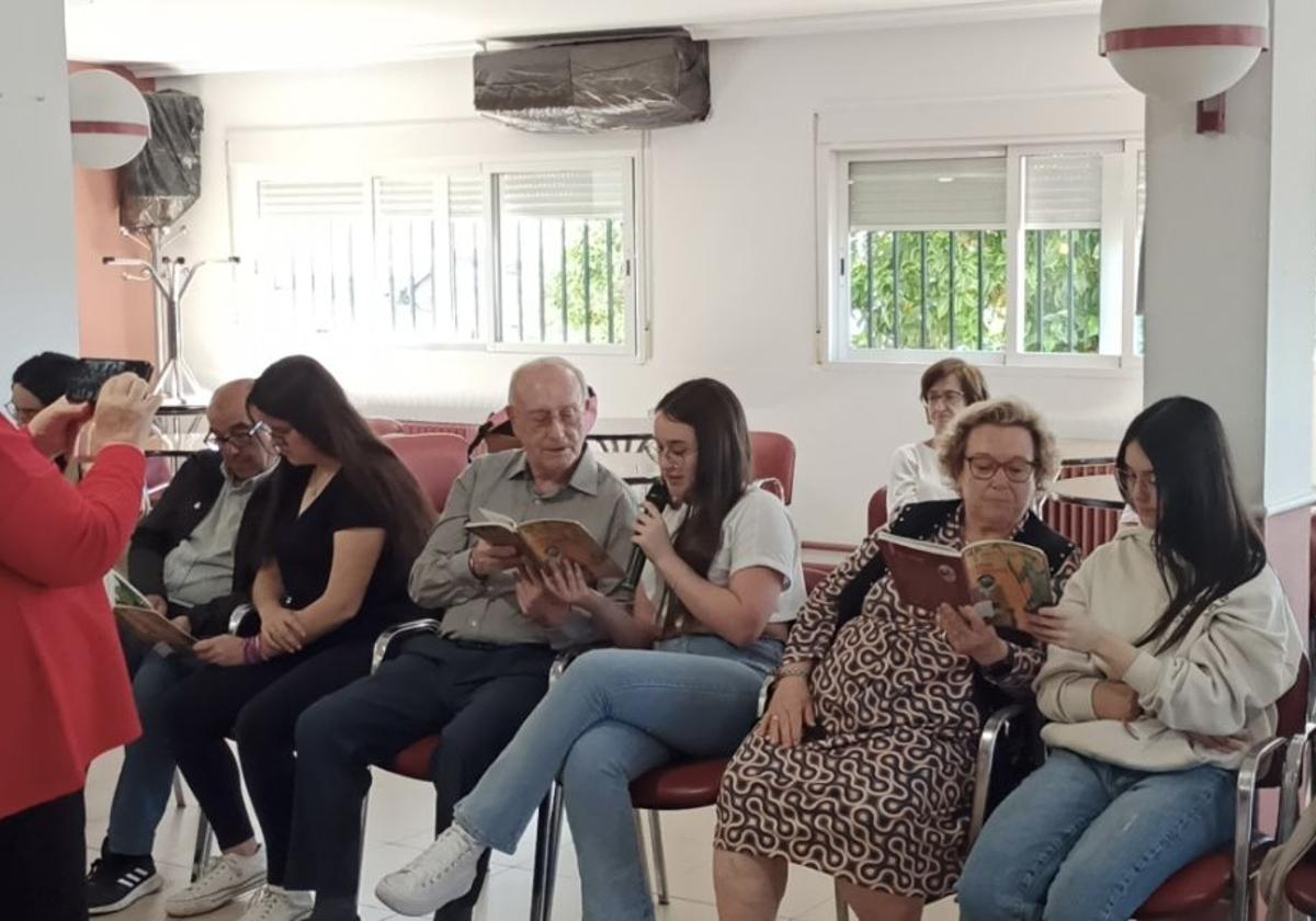 El IES «Los Moriscos» celebra el Día del Libro con diversas actividades dentro de los proyectos Intergeneracional y «REBEX»