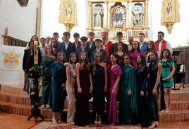 Arzobispos, sacerdotes y jóvenes que recibieron la «Confirmación»