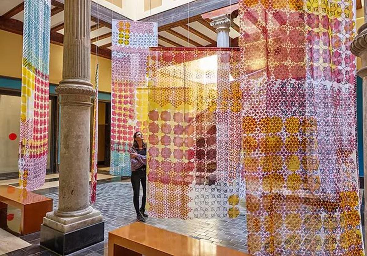 La hornachega Isabel Flores expone en la sala de arte «El Brocense» de Cáceres sus instalaciones en textil, papel y forja