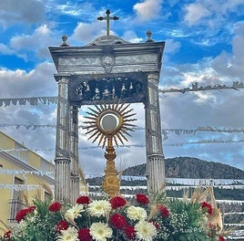 El alfombrado de las calles, y la presencia de niños y niñas de 1ª Comunión marcan la Procesión del Corpus Cristi