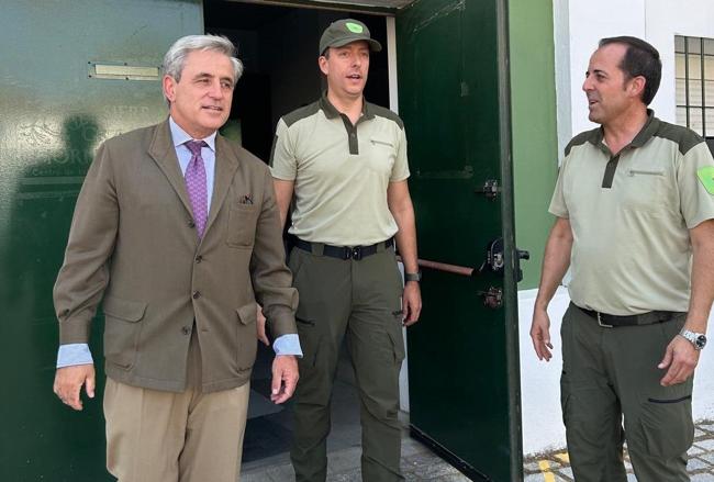 El consejero con los agentes del medio natural en su base de Hornachos