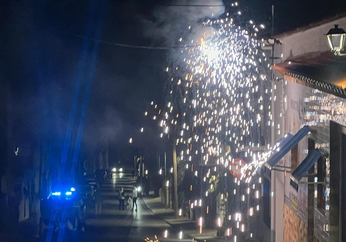 Una averia en un cable de la acometida general de la calle «Los Pilones» tuvo «en vilo» a vecinos en la tarde noche de ayer