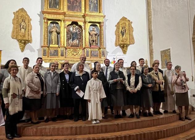 Hmnas asistentes junto con el Alcalde, Párroco, sacerdotes concelebrantes