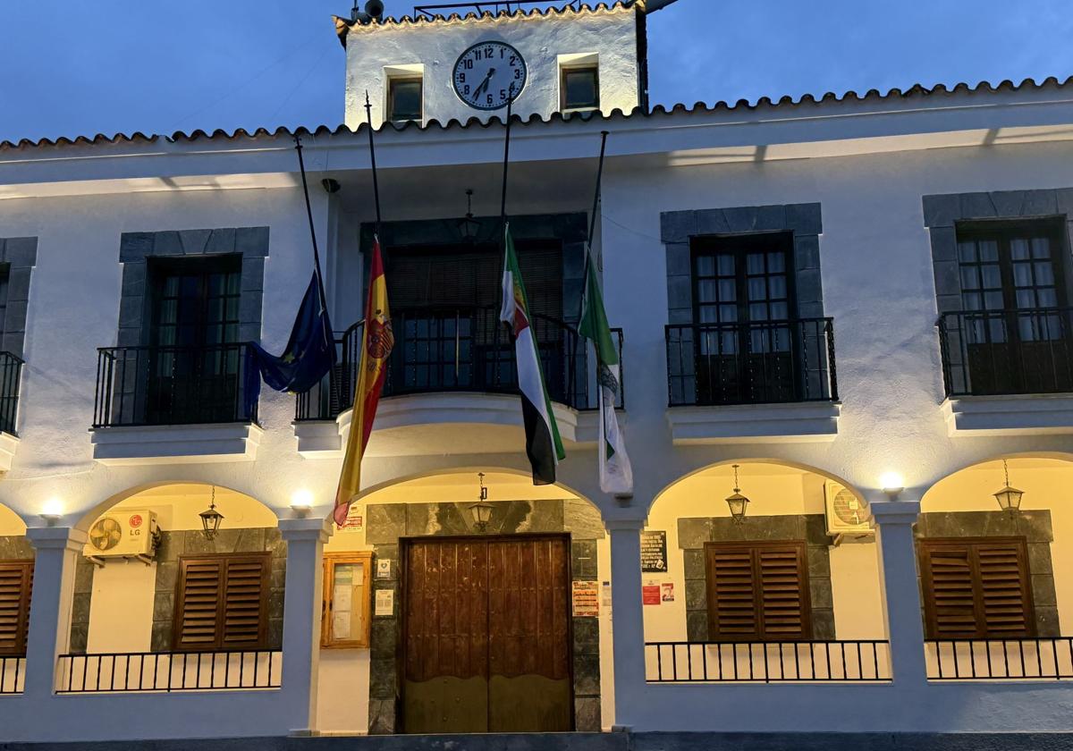 Las banderas del ayuntamiento ondean a media asta en señal de duelo por los fallecidos a causa de la DANA
