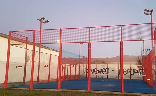 Renuevan el pavimento de la pista municipal de pádel