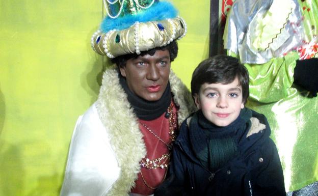 Baltasar posa con un niño.