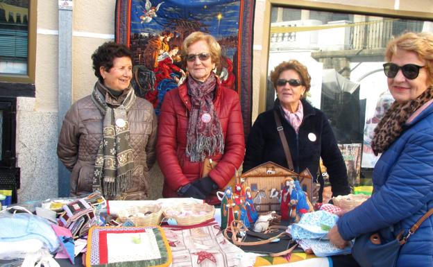 Voluntarias de la Asociación de Artesanos en el mercado de San Andrés.