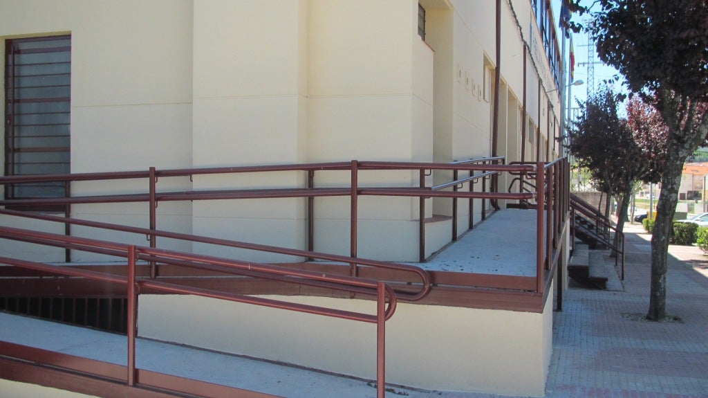 Rampa de acceso al pabellón.