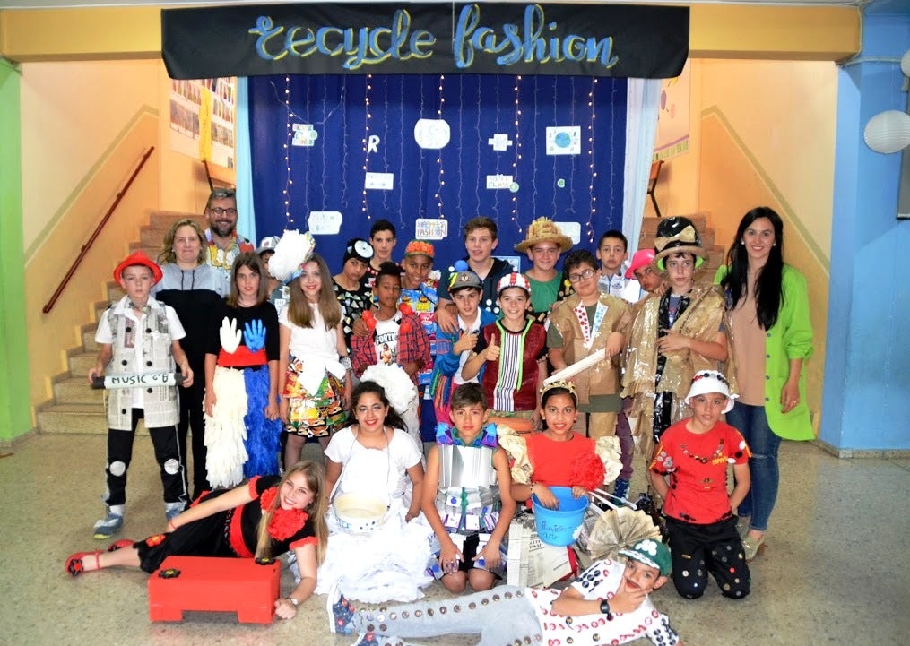 Alumnos y profesores participantes en el desfile.
