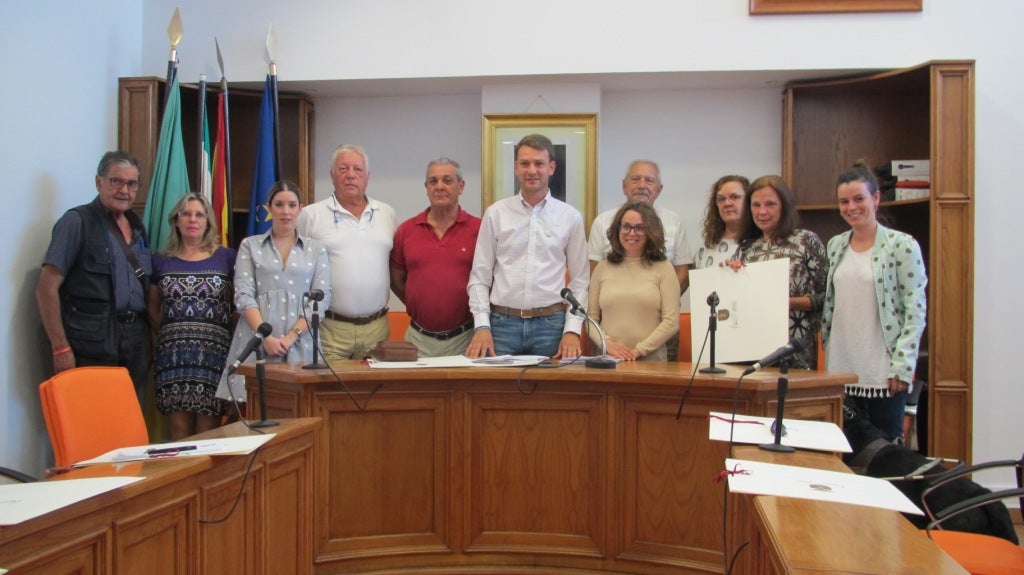 Los concejales, en la despedida.