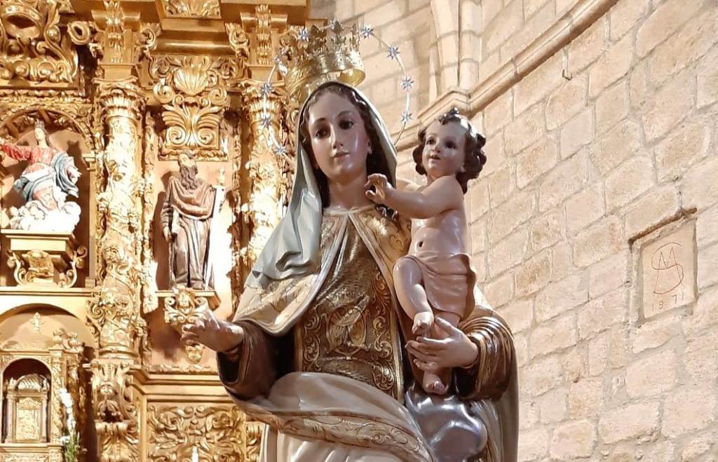 El colectivo de las Cármenes restaura la imagen de su patrona
