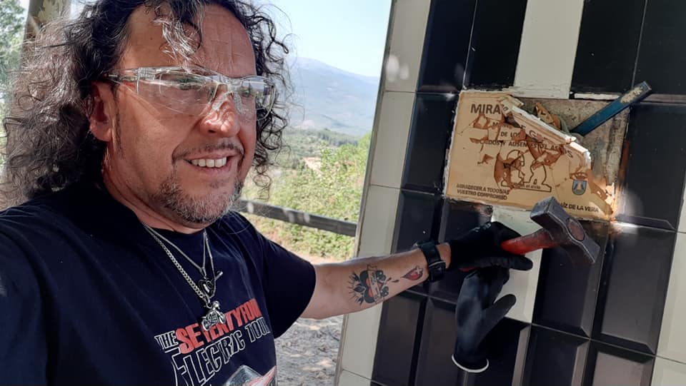 Escobar cambia la placa.