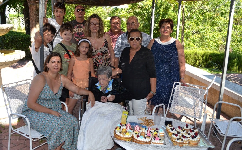 Victoria rodeada de su familia celebra su 100 cumpleaños.