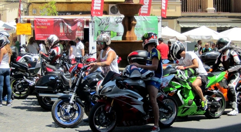 Moteros en la plaza de Santa Ana.