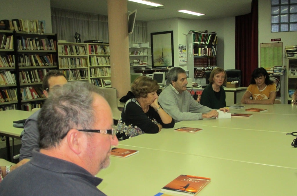 Miembros del club de lectura en una reunión.