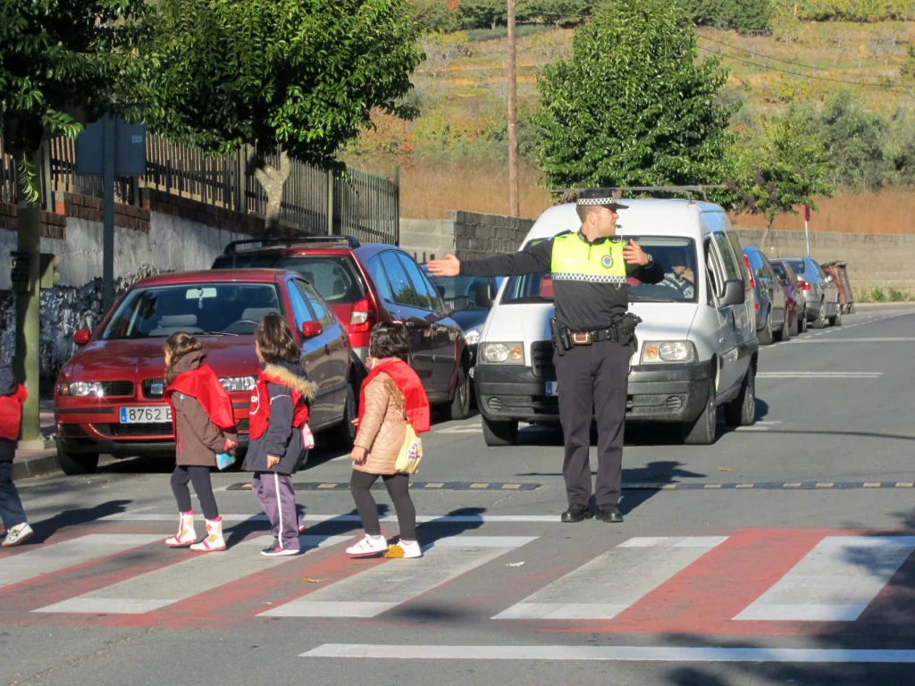 Policía Local dirige el tráfico a la entrada del colegio Gregoria Collado.