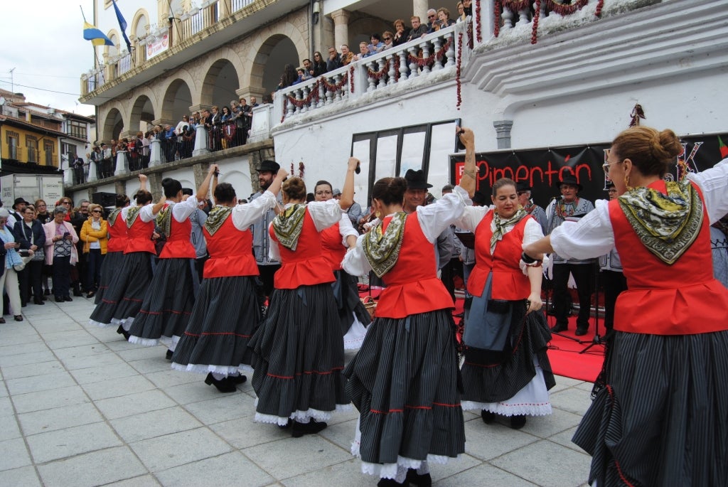 Los Coros y Danzas Los Jarentinos.