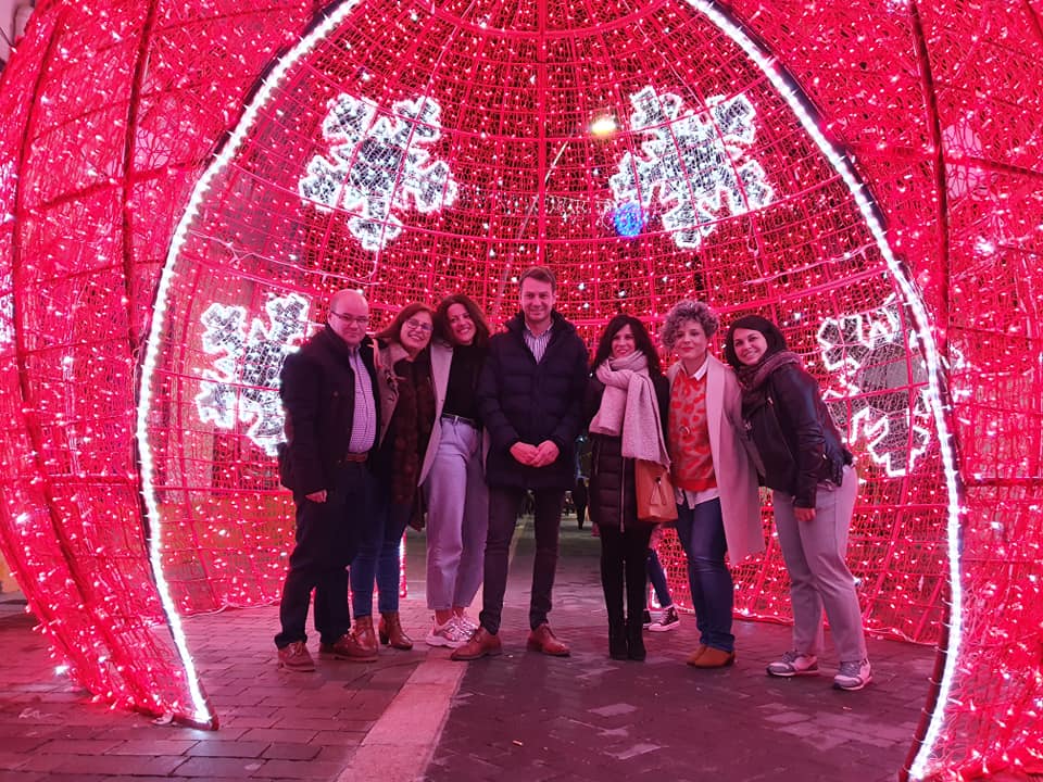 El equipo de gobierno municipal posa dentro de la bola gigante navideña.