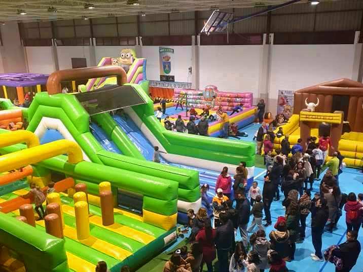 Castillos hinchables en el pabellón de portes.