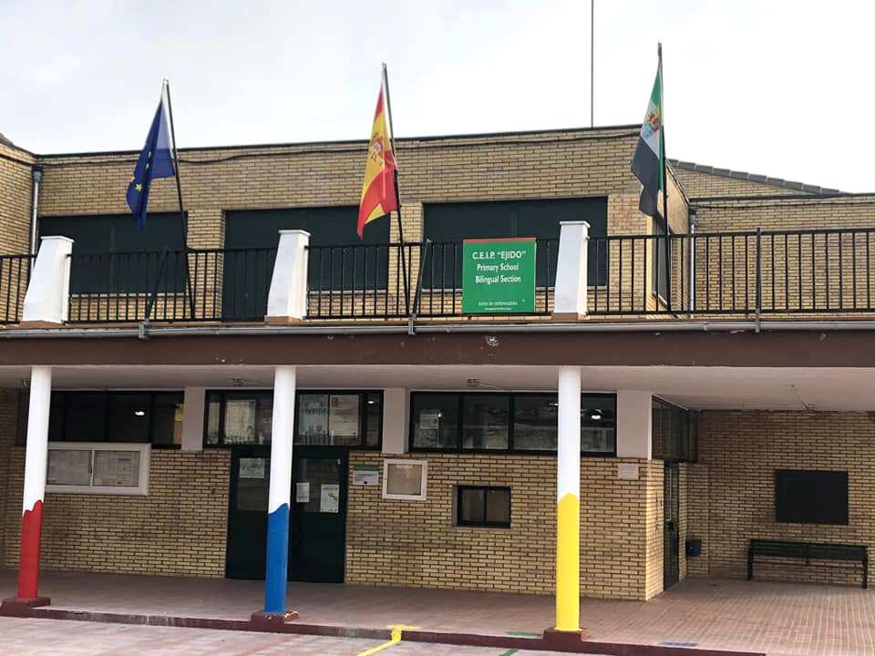 El Ayuntamiento instala desfibriladores en los centros docentes