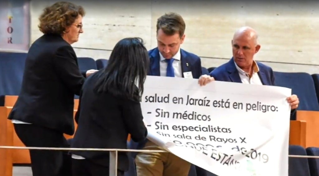 Momento de la retirada de la pancarta.